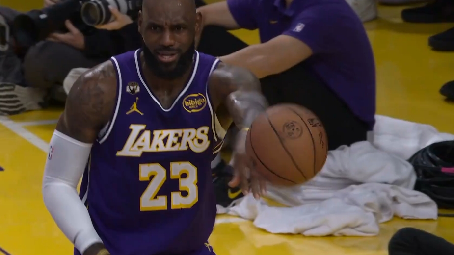 开云体育下载-吓人啊！詹姆斯关键发球竟然失误了 埃奇库姆三分真进啊！！