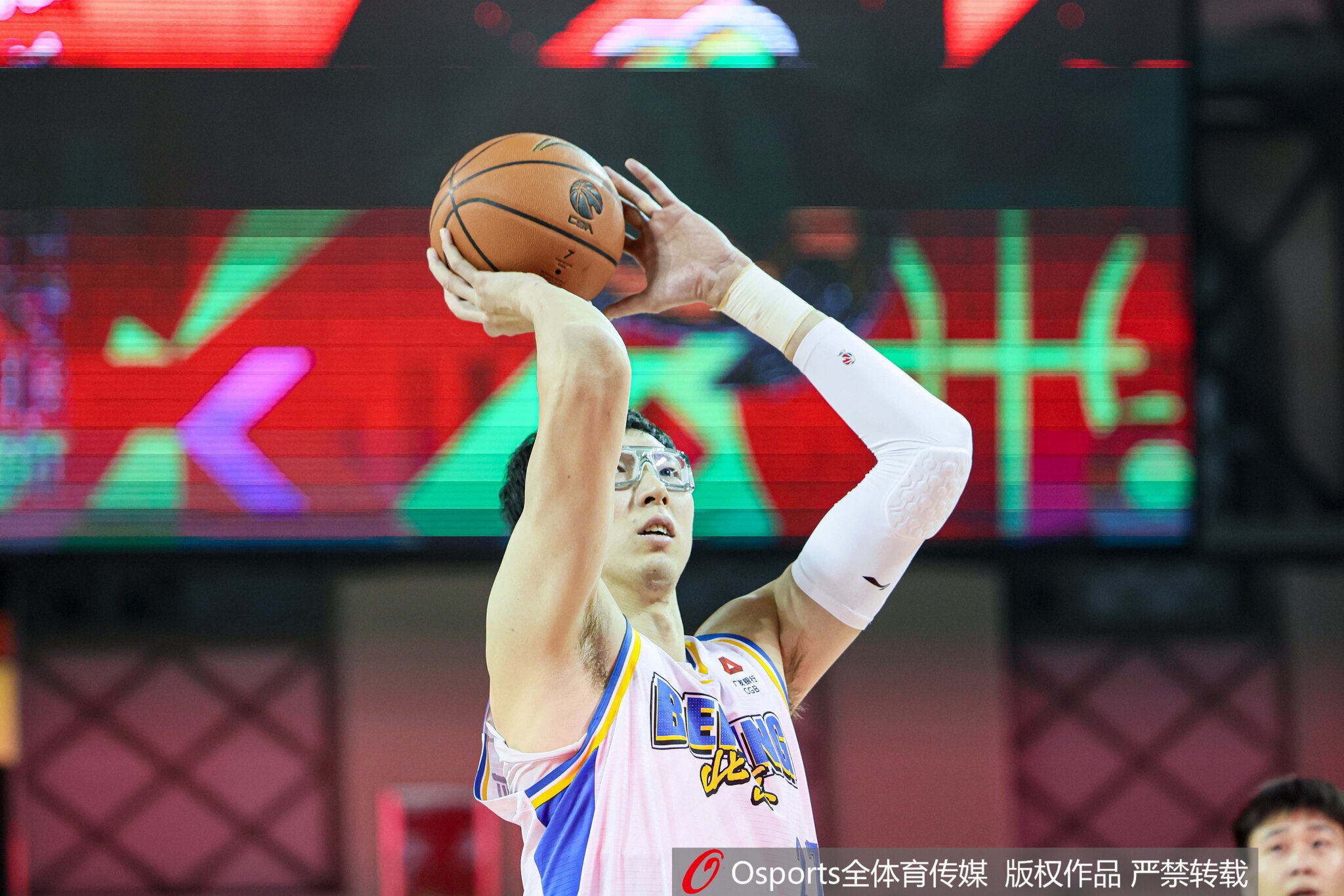 开云官方网站-填满数据栏！周琦半场3中2拿到5分6板1助1断1帽 3前场板